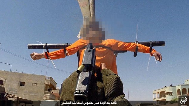 Brutal: ISIS crucifica a dos «espías» y los elimina a balazos en la cabeza