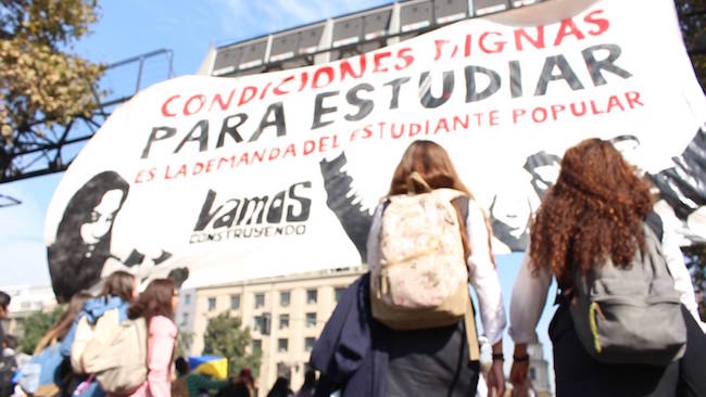 Masiva marcha estudiantil exige gratuidad y reformas «reales» al sistema educativo