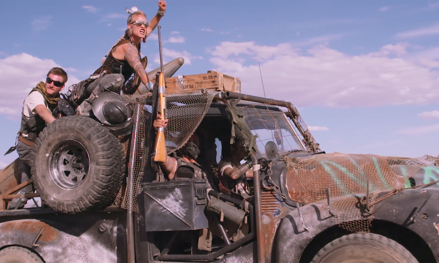 (Video y fotografías) Festival post-apocalístico al estilo Mad Max en el desierto