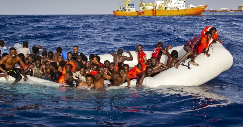 500 personas se ahogaron en un naufragio buscando refugio