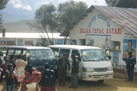 Bolivia: Gobierno entrega transporte escolar para las comunidades más alejadas del Municipio de Batallas