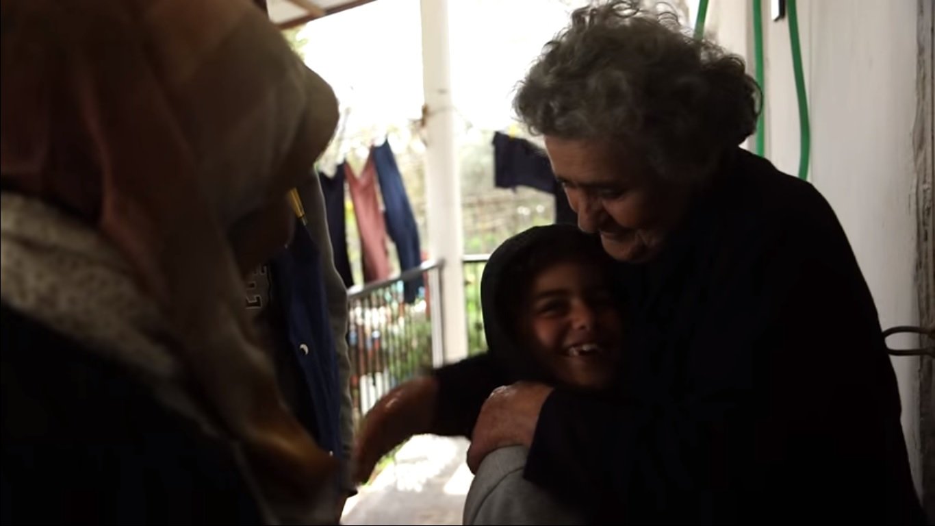(Conmovedor video) Anciana griega da lecciones de humanidad a la Unión Europea