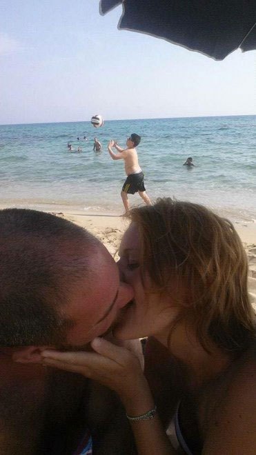 Mira cómo los capos de photoshop trollearon la foto de esta pareja besándose