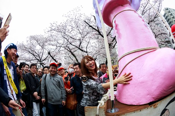 Japoneses celebran el Festival del Pene con desfile de falos gigantes en la calle
