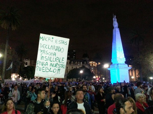 Fuerte protesta contra Macri en Plaza de Mayo minutos después de su conferencia