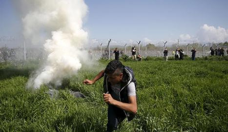 Gases lacrimógenos y balas de goma contra los refugiados en frontera de Grecia y Macedonia