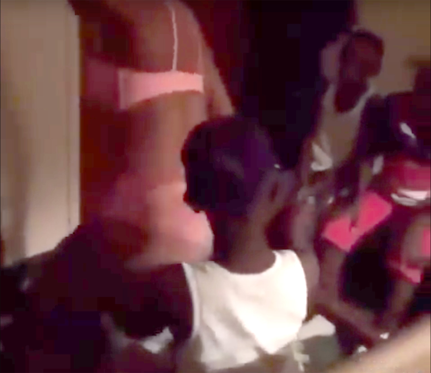 (Video) Madre del año: Contrata stripper para hijo de 8