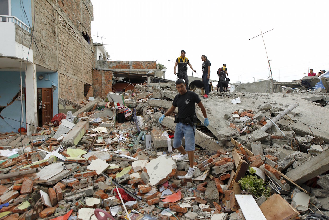 Rescatistas mexicanos viajarán a Ecuador tras terremoto