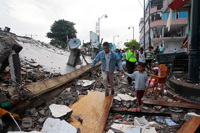 Ecuador: Al menos 77 muertos y 588 heridos por el terremoto
