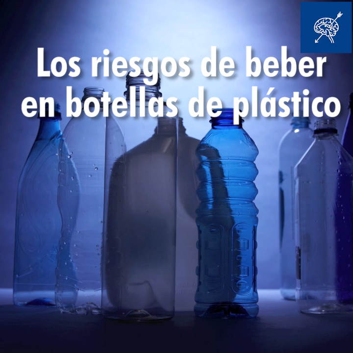 Los riesgos de beber en botellas de plástico