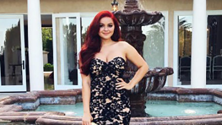 ¡Parece La Sirenita! Actriz de Modern Family se luce con hermoso vestido en su graduación