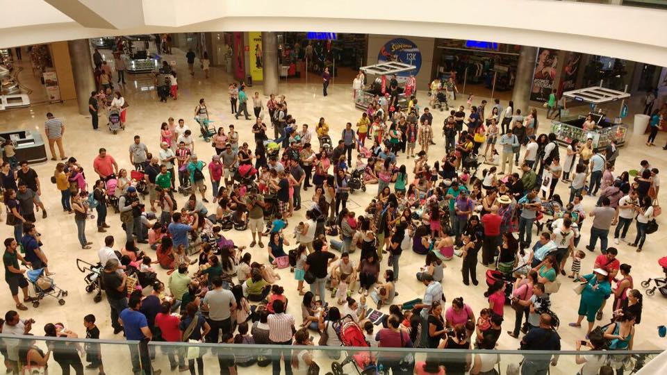 Protestan con «tetada masiva» en centro comercial de Guadalajara