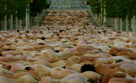 100 mujeres desnudas con espejos esperan a Trump por este motivo