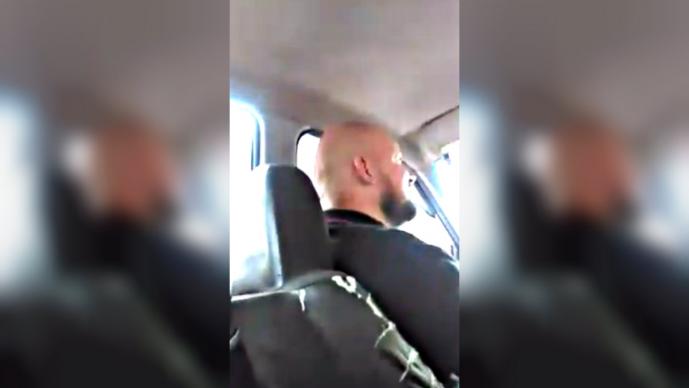 Este taxista fue duramente criticado en redes sociales por un intolerable motivo