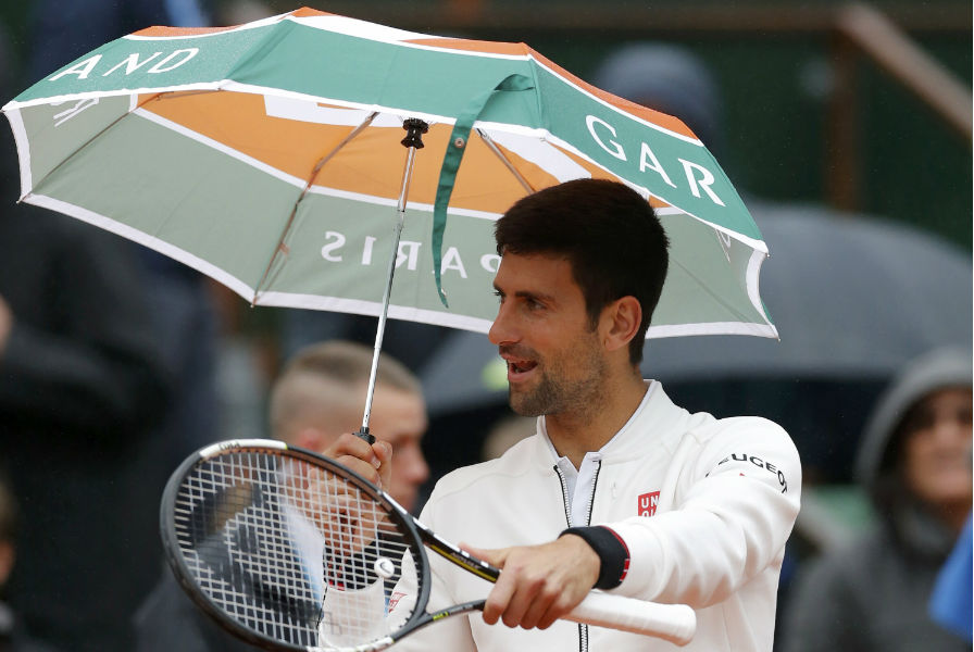 Djokovic se toma con humor la suspensión y «canta bajo la lluvia»
