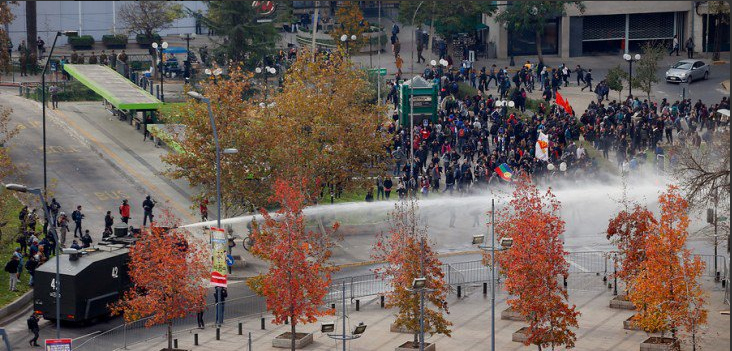 Controles ilegales de identidad y represión en marcha de estudiantes en Santiago