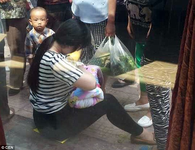 Heroica madre amamanta a bebé abandonado en una caja de cartón