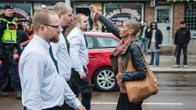 Valiente mujer enfrentó a 300 neonazis en Suecia