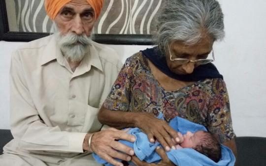 Anciana de 70 años da a luz a un sano bebé en la India