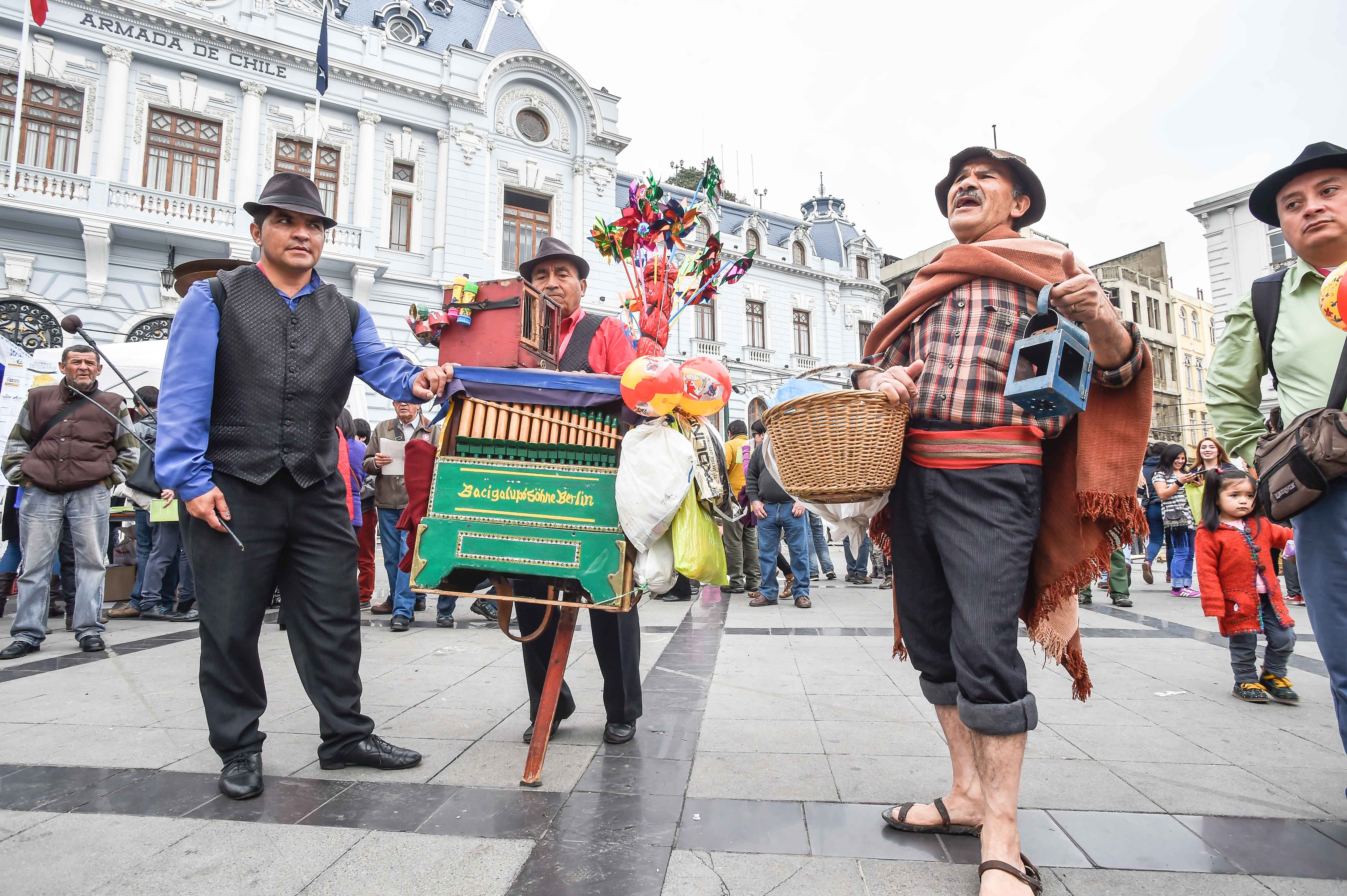 Los Chichineros y el “Motemei” encantaron a familias en el Día del Patrimonio Cultural en Valparaíso