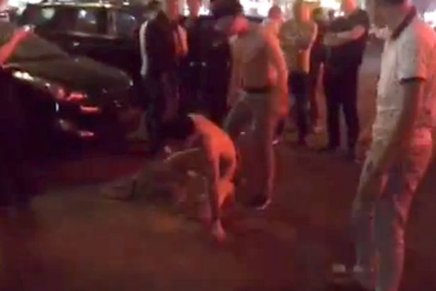 Marido enfurecido golpea a hombre desnudo en la calle tras sorprenderlo teniendo sexo con su esposa