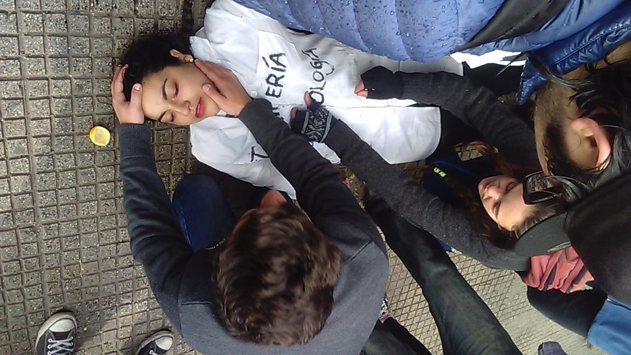 Estudiante que participaba en marcha terminó inconsciente en medio de represión