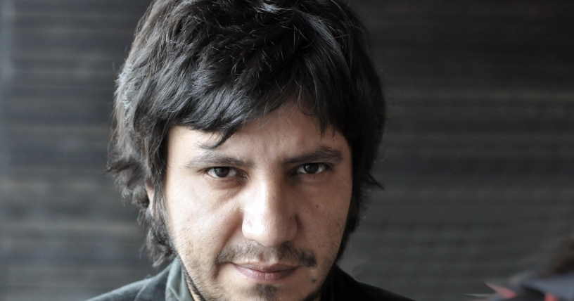 Alejandro Zambra dará conferencia gratuita en Cátedra abierta en homenaje a Roberto Bolaño