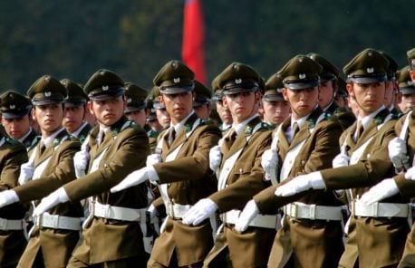 Ex oficiales de Carabineros serán formalizados por millonario fraude que salpica a general
