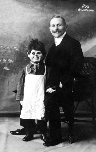 La escalofriante historia del ventrílocuo que usaba el cadáver de un niño para sus espectáculos
