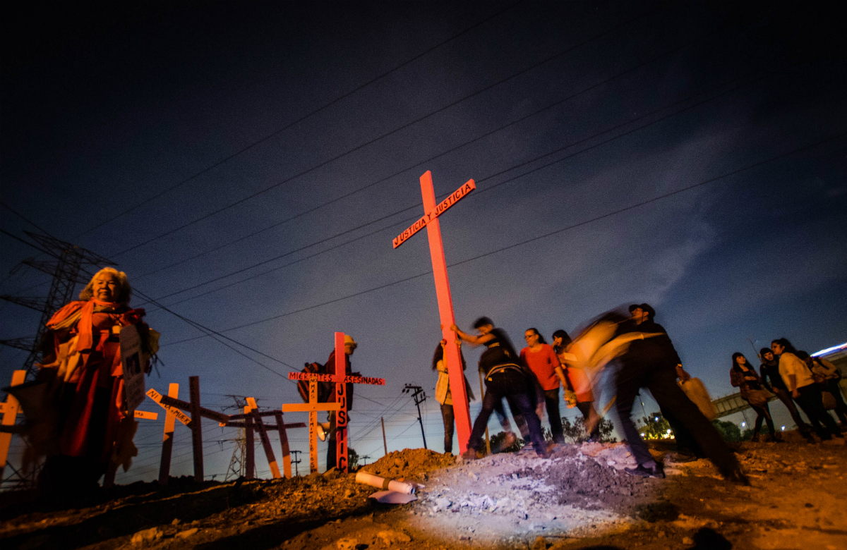 Autoridades arrancan cruces representativas de víctimas de feminicidio en Chimalhuacán