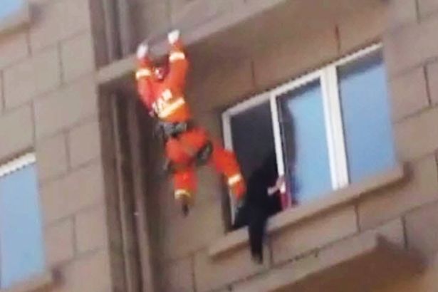 Mujer suicida es rescatada a patadas de su inminente salto al vacío