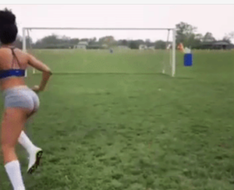 Brittany Renner, la ‘bomba sexy’ que revienta Instagram con sus dotes en el fútbol
