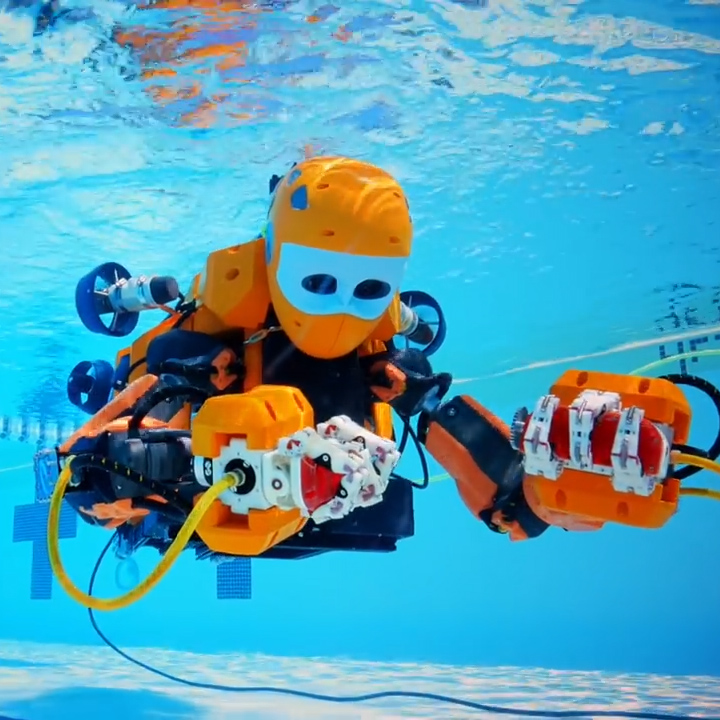 OceanOne es el humanoide que explora las profundidades de los océanos nadando como una sirena