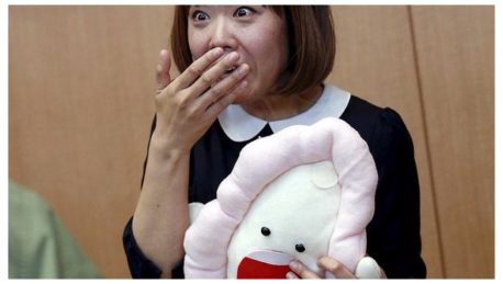 Esta mujer es condenada por «obscena» al crear objetos inspirados en su vagina