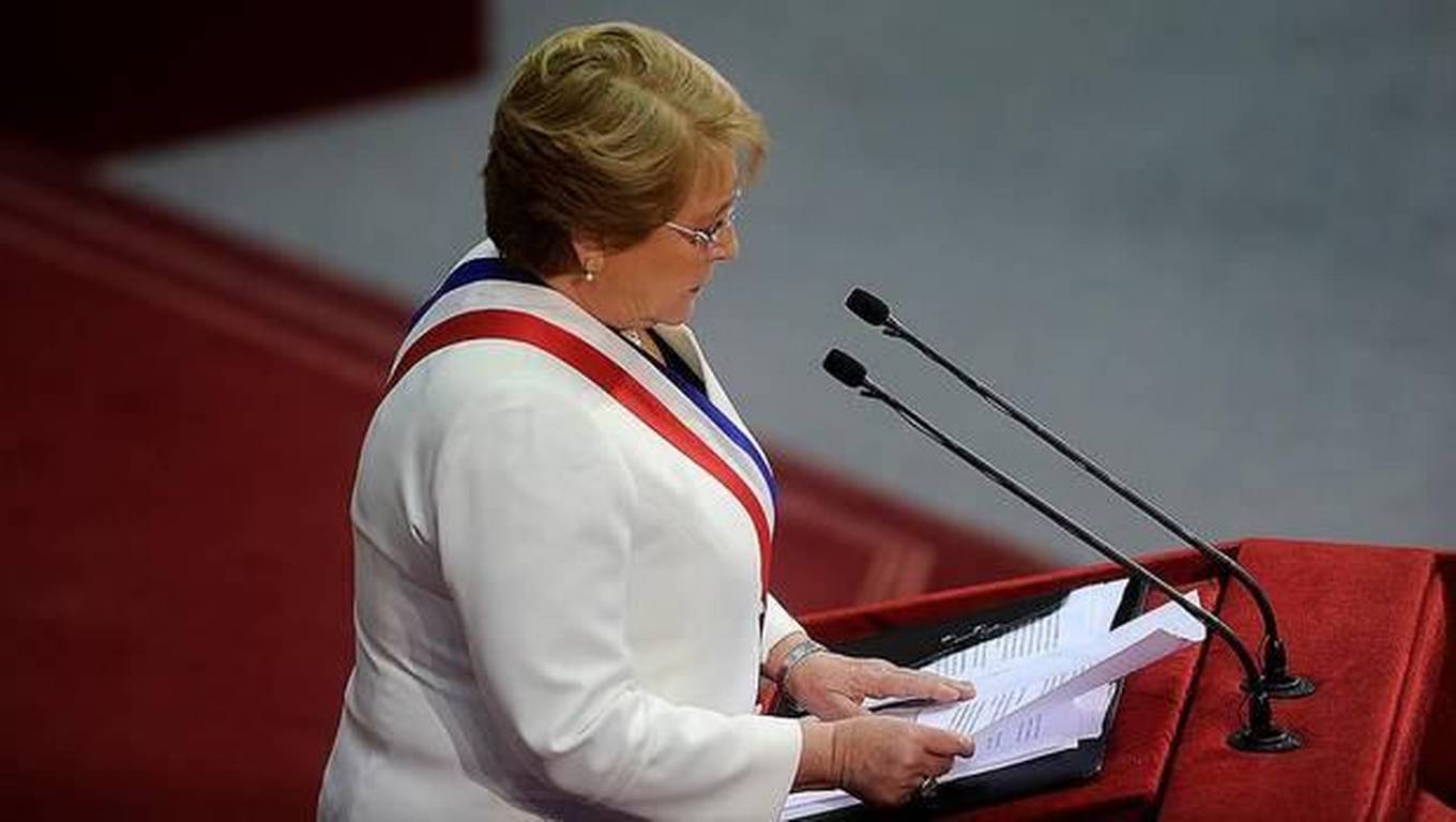 ¿Bajar o no la cortina? La duda que debe resolver Bachelet este 21 de mayo