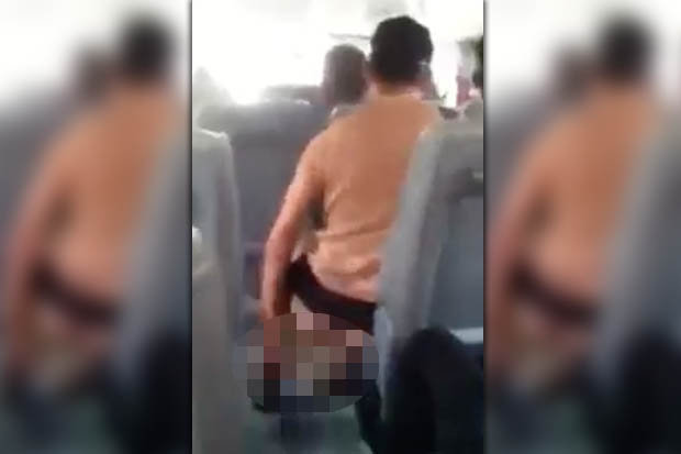 Pasajero es sorprendido masturbándose con un vegetal arriba de un bus