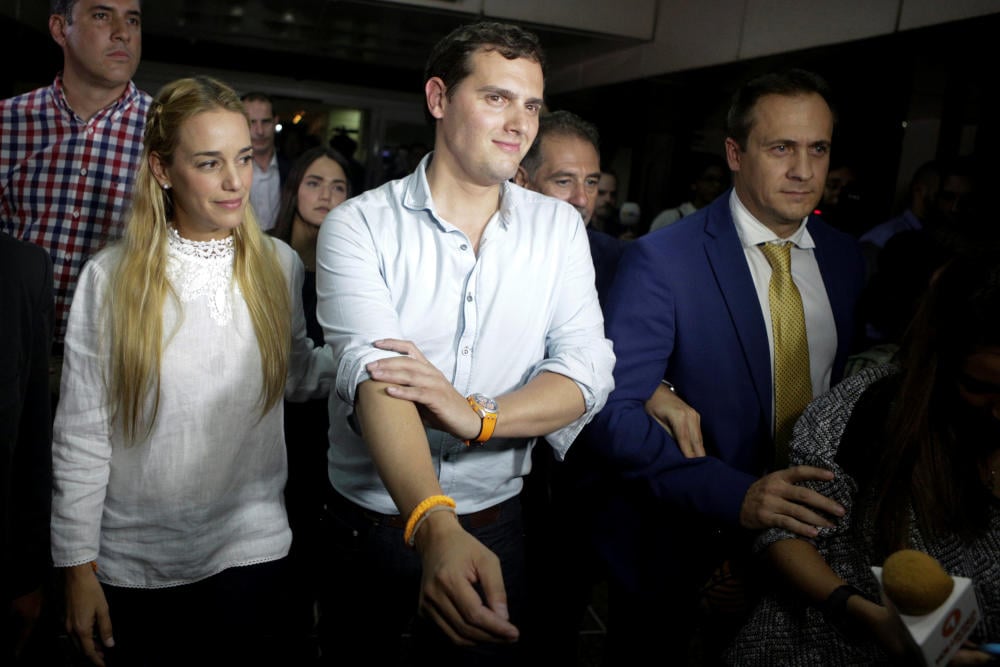 Líder de partido derechista español viaja a Venezuela para «colaborar en diálogo»