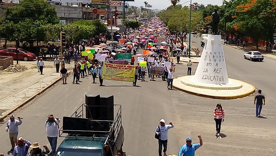 Maestros de la CNTE toman plazas comerciales en Chiapas