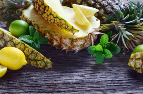 Reduce tu barriga tomando este jugo de piña, pepino, apio, jengibre y limón