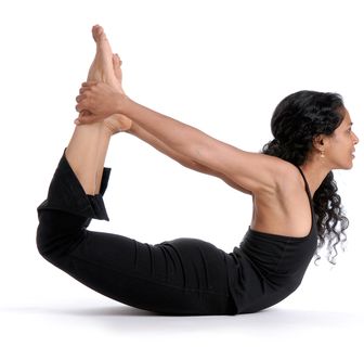 Sigue estas 5 posturas de yoga para reducir la grasa obstinada del vientre