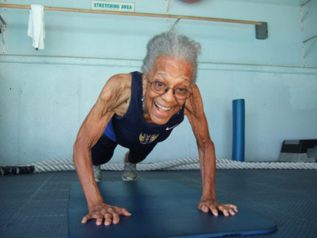 VIDEO: Abuela de 100 años celebra récord mundial en los 100 metros haciendo flexiones