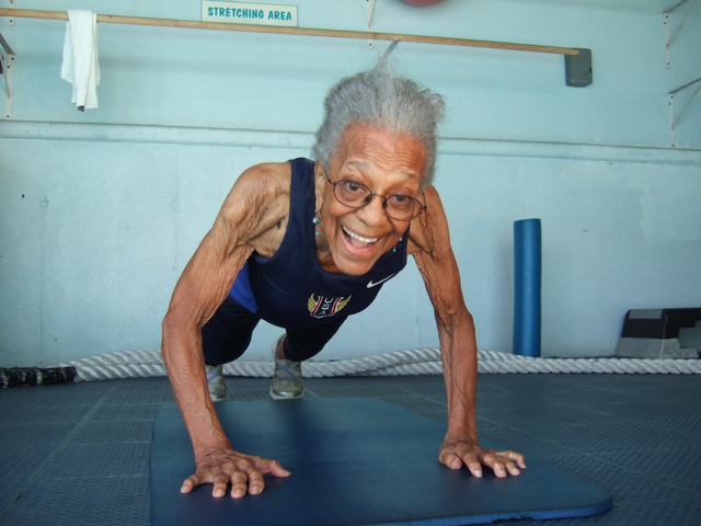 VIDEO: Abuela de 100 años celebra récord mundial en los 100 metros haciendo flexiones