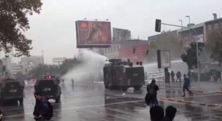 Comienza la represión de Carabineros a manifestantes en el centro de Santiago