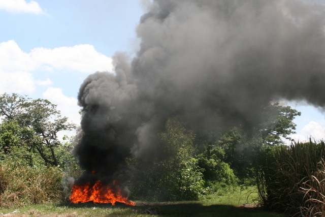 Denuncian a Empresa Sociedad Austral de Electricidad S.A. por quema de neumáticos cerca de Osorno