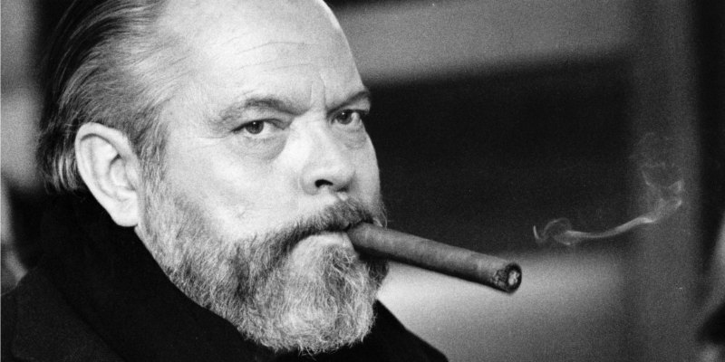 Orson Welles, ya viejo, ya gordo, siguiendo a Elmyr de Hory, falsificador de obras de arte