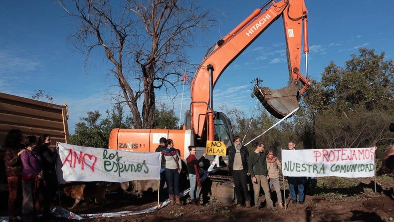 Vecinos de Peñalolén se manifiestan contra la destrucción de precordillera