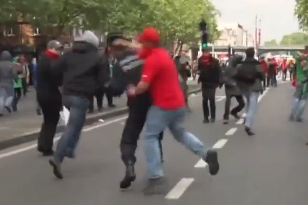 Manifestante noqueó de un solo golpe a policía durante una protesta
