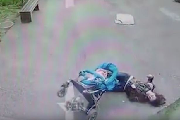 Bebé se salva milagrosamente de ser aplastado por un bloque de concreto: la madre tuvo otra suerte
