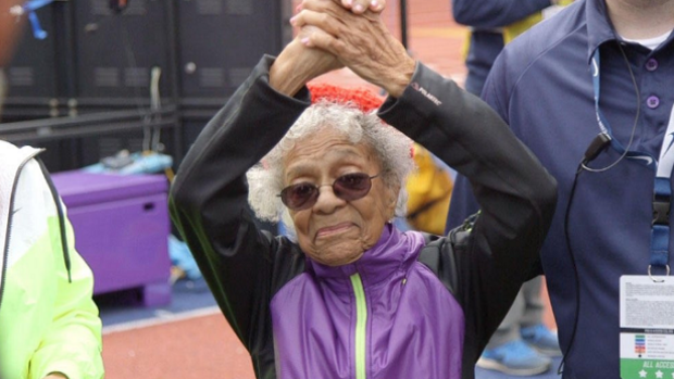 Una mujer de 100 años rompe récord mundial en atletismo