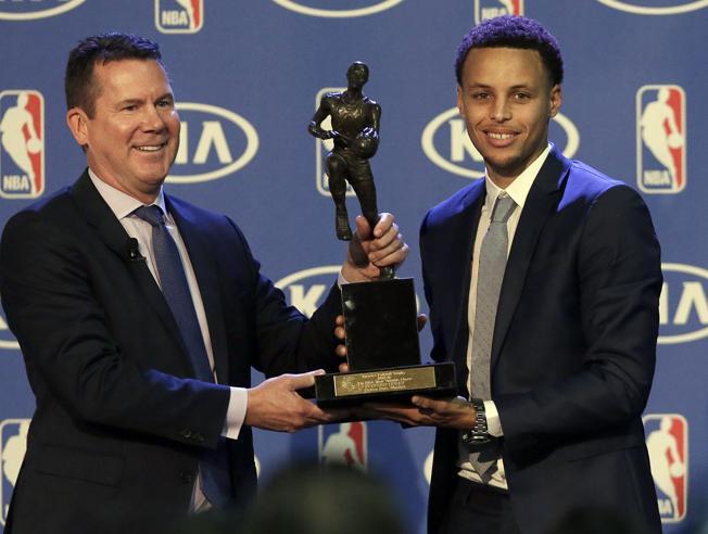 Curry, el primer jugador del año en la NBA elegido por unanimidad